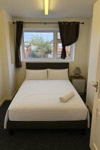 Postel nebo postele na pokoji v ubytování 3-Bed Bungalow-Garden and Free Parking