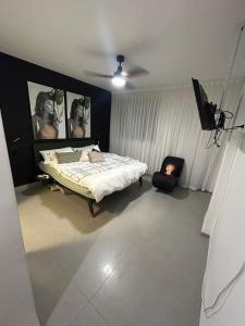 Ένα ή περισσότερα κρεβάτια σε δωμάτιο στο Amar Luxury