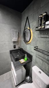 Bilik mandi di STUDIO MODERNÍSSIMO no Coração da Cidade Totalmente Equipado +21 gambar