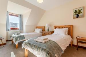 Un pat sau paturi într-o cameră la Rowan Cottage