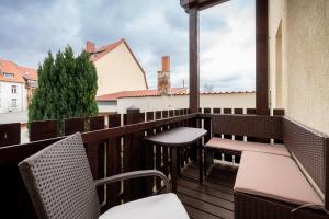 a balcony with chairs and a table and a window at Am Kanonenberg in Quedlinburg