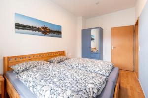 a bedroom with a bed and a painting on the wall at Am Kanonenberg in Quedlinburg