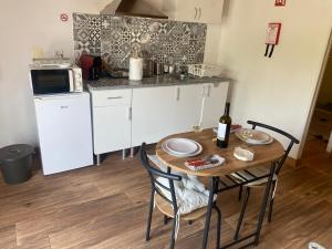Η κουζίνα ή μικρή κουζίνα στο Quinta Oriana Bella suite