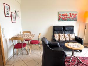 诺德奈Strandvilla Therese Appartment 5的客厅里有一张沙发和一张桌子。