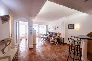 a living room with a couch and a table at Ferienwohnung am Strand - 2 Schlafzimmer in Arguineguín