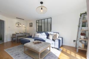 a living room with a blue couch and a table at Cosy 2-Bed Apartment in Tivoli in Cheltenham +21 photos