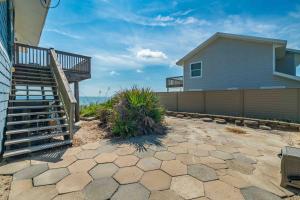 una casa con una escalera al lado de un patio en New Listing Our Twilight Beach Shack - 3 BR - 2 B, en Ponte Vedra Beach