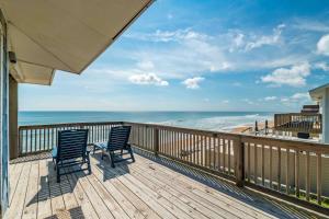 2 sillas en una terraza con vistas al océano en New Listing Our Twilight Beach Shack - 3 BR - 2 B, en Ponte Vedra Beach