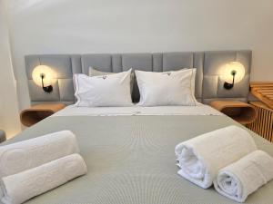 ein Schlafzimmer mit einem großen Bett, auf dem Handtücher liegen in der Unterkunft Caparica Luxury Apartment by HOST-POINT in Costa da Caparica + 16 Fotos