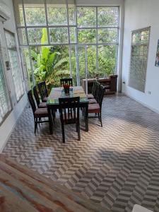 Khu vực ghế ngồi tại Casa Blanca Padrecocha - Rio Nanay