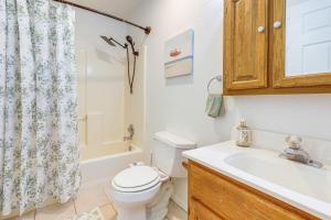 Bilik mandi di Patio and Mtn Views Home 5 Mi to Pueblo Reservoir +16 gambar