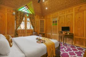 Μια τηλεόραση ή/και κέντρο ψυχαγωγίας στο SaffronStays Prince of Kashmir