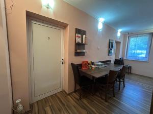 ZărkwischteにあるСемеен хотел Модерния ханのダイニングルーム(テーブル、白いドア付)