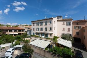 una vista de una ciudad con coches aparcados en un aparcamiento en Beautiful suite - center of St Tropez, en Saint-Tropez