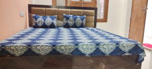 Una cama o camas en una habitación de O Home Bhrat Vishram Grih Near Airport Ayodhya