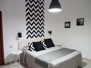 Un pat sau paturi într-o cameră la Mini Hotel - Angolo Di Paradiso -