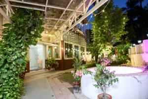 un invernadero con plantas y flores. en Nirala Guest House - Full Villa, en Lucknow