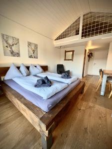 a bedroom with a large bed in a room at Studio Top im des Alpes in Flims