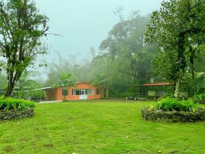 Κήπος έξω από το Forest 15 minutes from Manta! Beach nearby