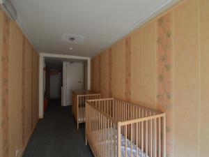 マルクールにあるHoliday home in Marcourt with gardenの廊下(ベビーベッド2台付) +32枚の写真