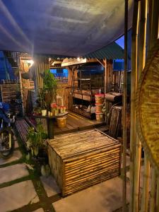 a room with a tent with a table and a bench at Seven76Residence in Barra Velha