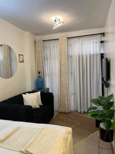 Una cama o camas en una habitación de TVHstays