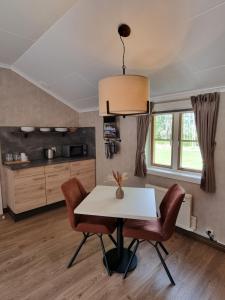 ein Esszimmer mit einem weißen Tisch und Stühlen in der Unterkunft Strandås B&B in Branäs