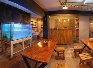 康提Carls' Corner的客厅,桌子上放着鱼缸