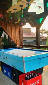 een blauwe pooltafel met flessen in een krat bij Seven76Residence in Barra Velha +10 foto's