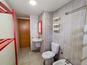 een badkamer met toilet en wastafel bij Apartamentos Gandía Centro 3000 in Gandía