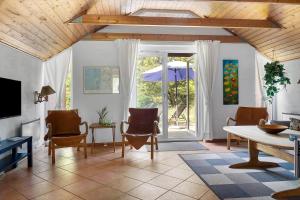 een woonkamer met een tafel en stoelen bij 0326-Romo-Sandloberen-3 in Mølby