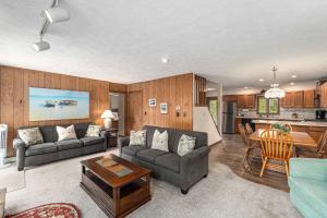 Posezení v ubytování New! Crystal Pines - Lovely Crystal Mountain Cabin