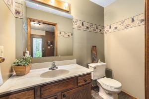 Koupelna v ubytování New! Crystal Pines - Lovely Crystal Mountain Cabin + 40 fotografií