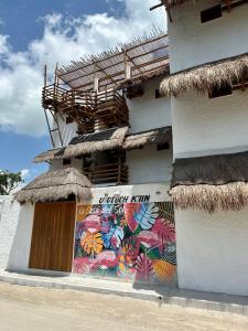 een gebouw met een muurschildering aan de zijkant bij Casa del Sol Holbox - Self Check In in Holbox Island +5 foto's