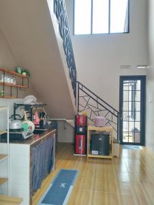 una cocina con escalera en un loft en OSH! Omah Syariah Homestay, en Wonosobo