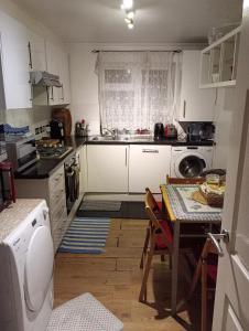 Η κουζίνα ή μικρή κουζίνα στο Double room in London