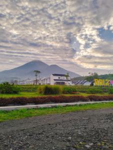 una montaña en la distancia con una casa y una carretera en OSH! Omah Syariah Homestay, en Wonosobo