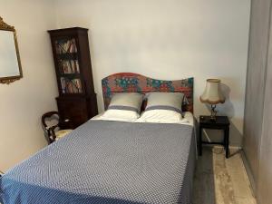 een slaapkamer met een bed met een blauw dekbed bij La perle in Les Mathes +21 foto's