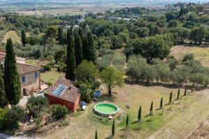 an aerial view of a villa with a swimming pool and trees at Casa Ezio Marchi in Sinalunga