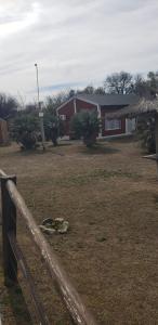 una recinzione di legno di fronte a una casa di Cabañas Valle del Chutunzo a San Francisco del Monte de Oro