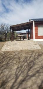 un padiglione con tavolo da picnic di fronte a un edificio di Cabañas Valle del Chutunzo a San Francisco del Monte de Oro Altre 21 foto