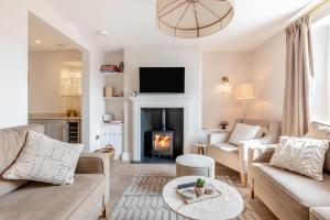 アップルドアにある3 Bed in Appledore oc-t32810のソファと暖炉のあるリビングルーム
