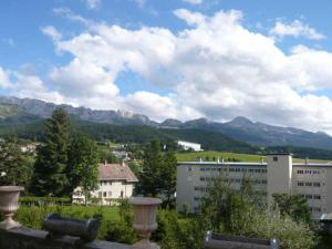 ein Blick auf eine Stadt mit Bergen im Hintergrund in der Unterkunft Belle maison au centre de Villard de Lans avec grande terrasse et jardin - FR-1-515-4 in Villard-de-Lans + 8 Fotos