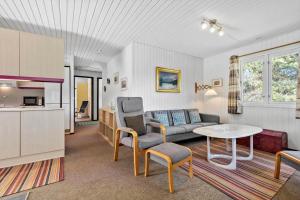 ein Wohnzimmer mit Sofa und Tisch in der Unterkunft BV377 Blåvand - Fynsland 7 in Blåvand