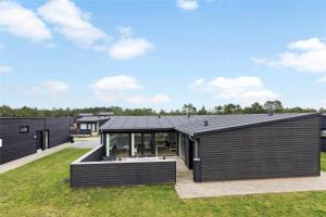 Casa moderna con techo negro en 0341-Romo-Vestergade-351, en Sønderby