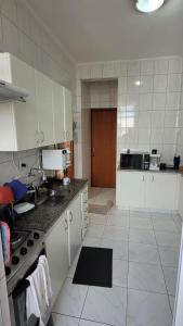 Kuchyň nebo kuchyňský kout v ubytování Quarto entre Centro & Cambuí