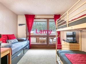 ein Schlafzimmer mit zwei Etagenbetten und einem Fenster in der Unterkunft Charmant studio au pied des pistes, 4 pers, Corrençon-en-Vercors - FR-1-515-229 in Corrençon-en-Vercors