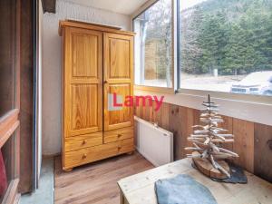 ein Raum mit einem Holzschrank und einem Fenster in der Unterkunft Charmant studio au pied des pistes, 4 pers, Corrençon-en-Vercors - FR-1-515-229 in Corrençon-en-Vercors