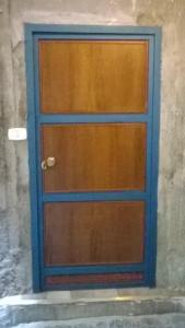 ナポリにあるピッコラ アリアンナの壁掛け木製の扉