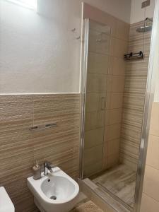Un baño con ducha, lavabo e inodoro. en Il nido dei Medici, en Montelupo Fiorentino